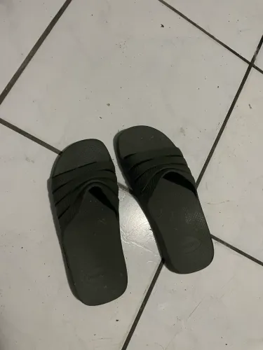 Chinelo havaiana verde militar