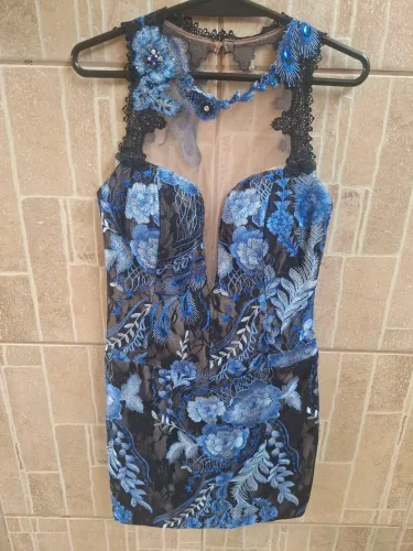 Vestido curto de festa.