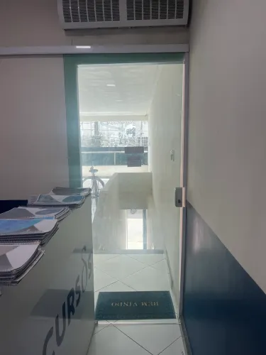 Porta de vidro com fechadura 2x80
