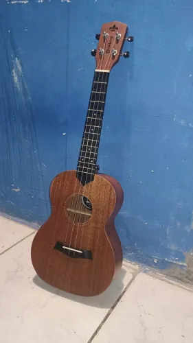 Ukulele Tenor Strindberg acústico Uk06t (semi-novo)