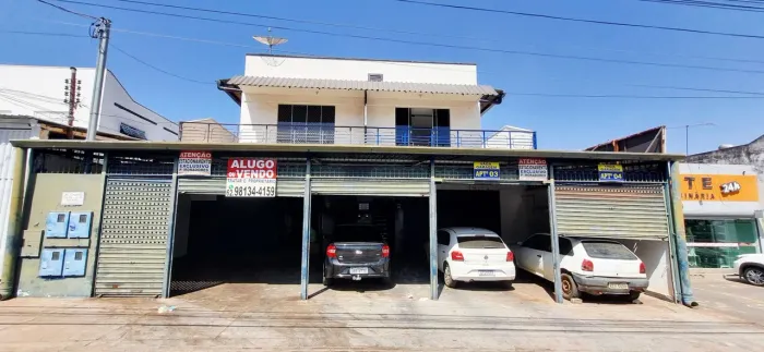 Galpao com dois apartamentos e escritório no fundo.
