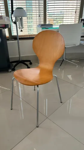 Cadeira de Design em Madeira Curvada com Pés Cromados
