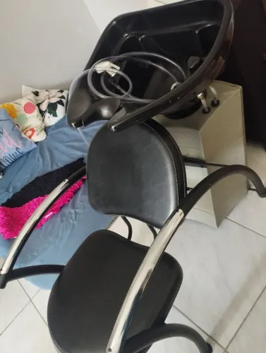 Lavatório de cabeleireiro e 3 cadeiras brancas