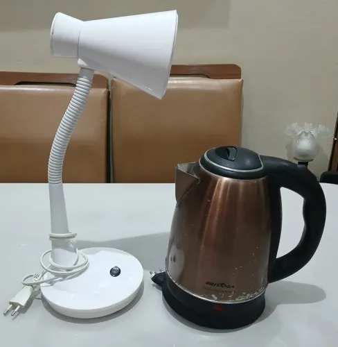 LUMINÁRIA DE MESA TASCHIBRA E CHALEIRA ELÉTRICA BRITANIA 