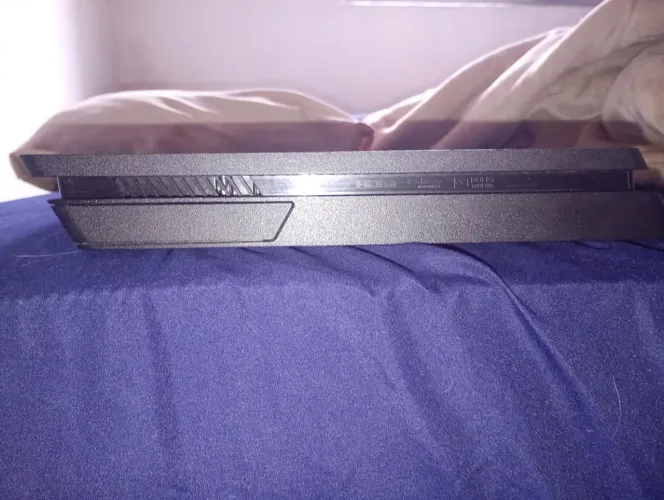 Ps4 islim com 1 TB conservado usei ele 2 a 3 anos funcionando tudo normal vem com um contr