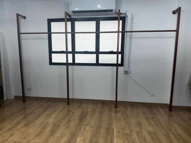 Arara de parede em colunas Rosê