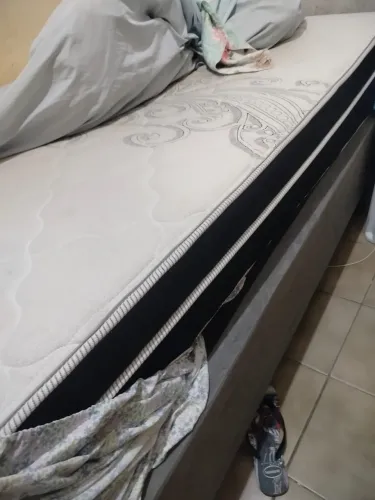Cama e guarda-roupa