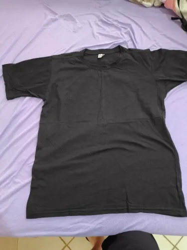 Camisa lisa preta esbranquiçada e pouca manchada