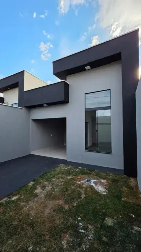 Linda casa de 2 Quartos com quintal no Jardim Curitiba