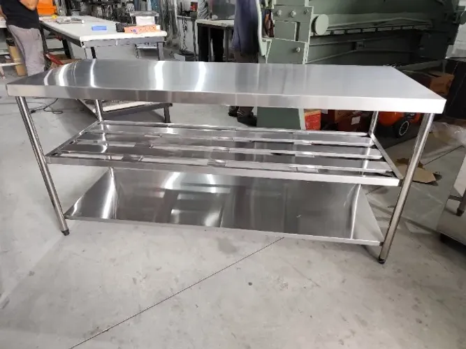 Bancada inox 2 prateleiras 2,20×0,70×0,90 m chapa 22