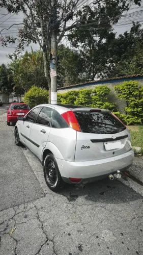 Ford Focus 1.8 16V 5P 2001