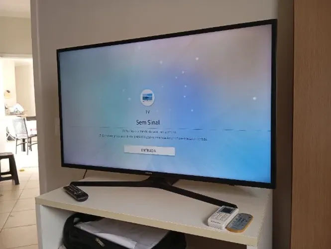 TV Samsung 43´ com detalhe (linha horizontal )