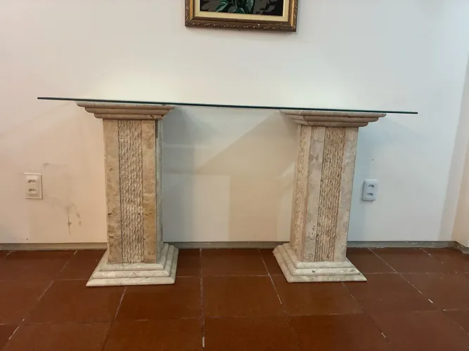Vendo mesa console com pés em mármore travestino