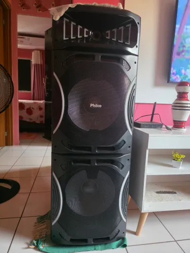 Vendo uma caixa de som, pouco uso sem avarias e em perfeito estado no valor de 2.000,00. 