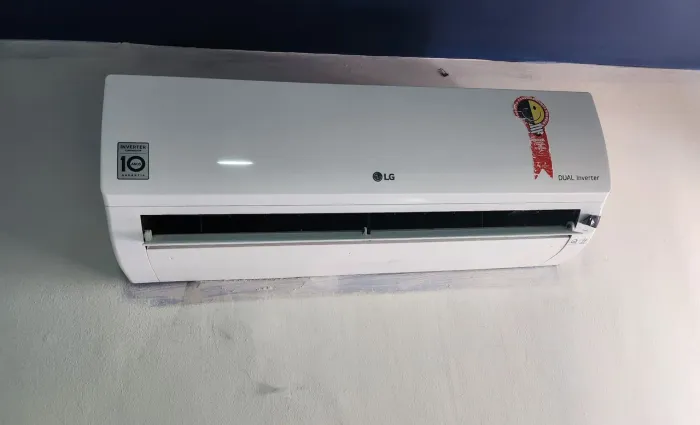 ar-condicionado split LG, modelo Dual Inverter de cor branca.