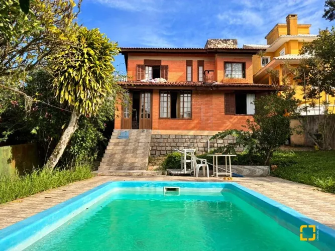 Casa com Piscina e 557 m² de Terreno em Localização Exclusiva no Cacupé - Florianópolis