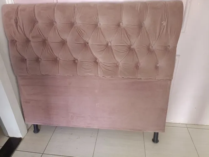 Vende-se uma cabeceira de cama de casal tamanho padrão