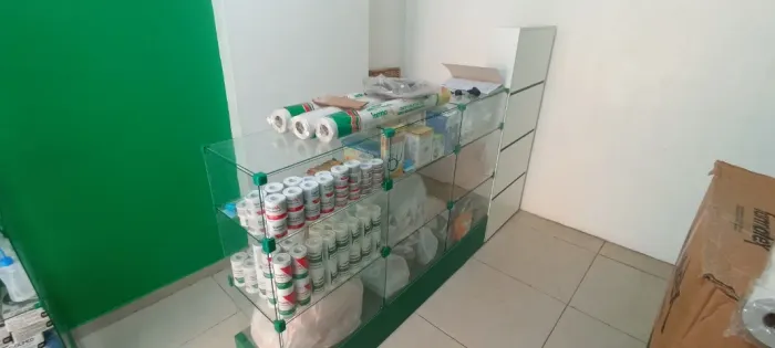 Loja de material ortopédico completa. Estante, painel e balcão Caixa com nichos de vidro 
