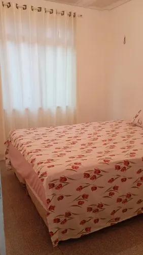 Aluga-se um quarto para moças.