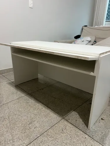 Vendo Mesa de madeira (MDF) 112x43x60 cm com nicho com porta na cor branca