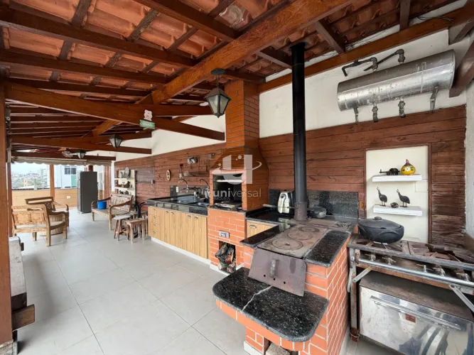 Casa Mobiliada com 4 Quartos, Terraço com Churrasqueira e Garagem para 2 Carros.