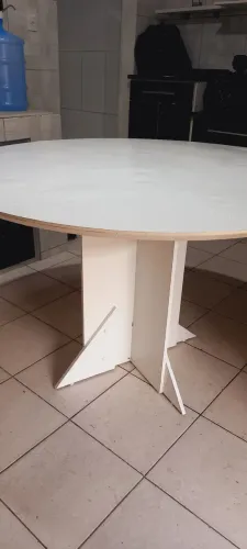 Mesa redonda com designer minimalista.