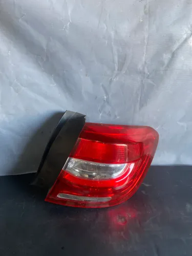 Lanterna Renault Sandero 2023 lado direito original 