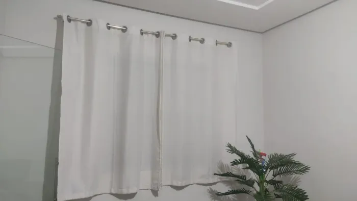 Vende-se Tapete e Cortina (com bastão).