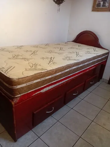 Cama de solteiro com colchão o colchão é novo