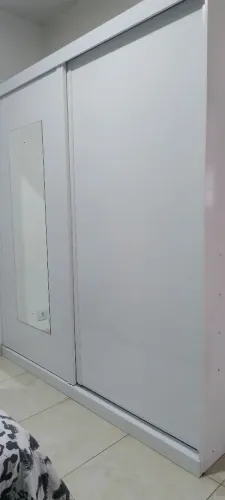 Vendo guarda-roupa bem conservado 