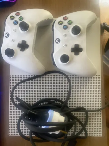 Xbox One S 500gb 2 controles