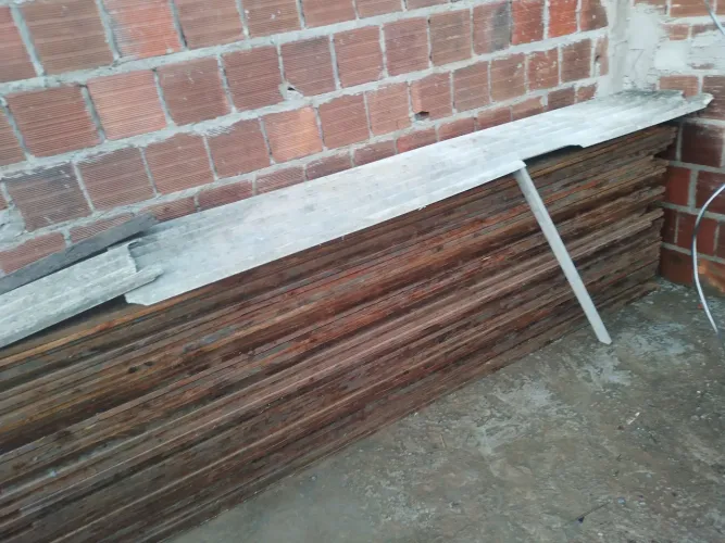 Tábua de pinho 25 cm, 2.70 a 3 metros. Usada 1 vez 