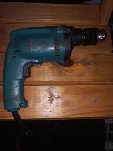 Furadeira Makita mhp130