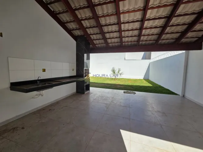 Casa à Venda no Bairro Interlagos 2 com Área Gourmet e Garagem para 4 Veículos