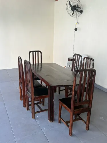 Mesa de madeira com 6 cadeiras