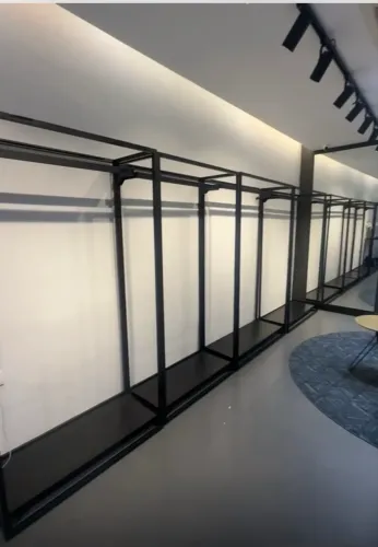 Arara para Loja de Roupa Preta Premium com Prateleira (1,24m) - Tatuapé