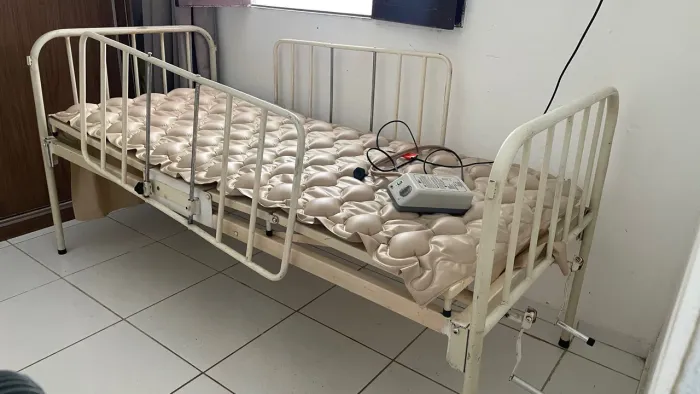 Cama hospitalar + colchão Pneumático