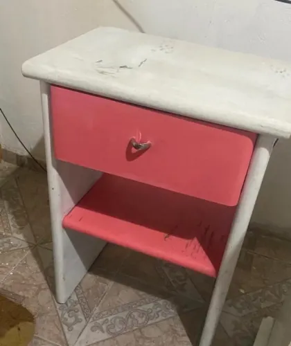 Mesa para escritório ou quarto com uma gaveta