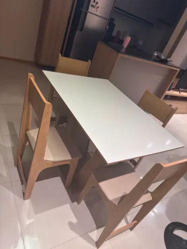 Mesa com 4 cadeiras