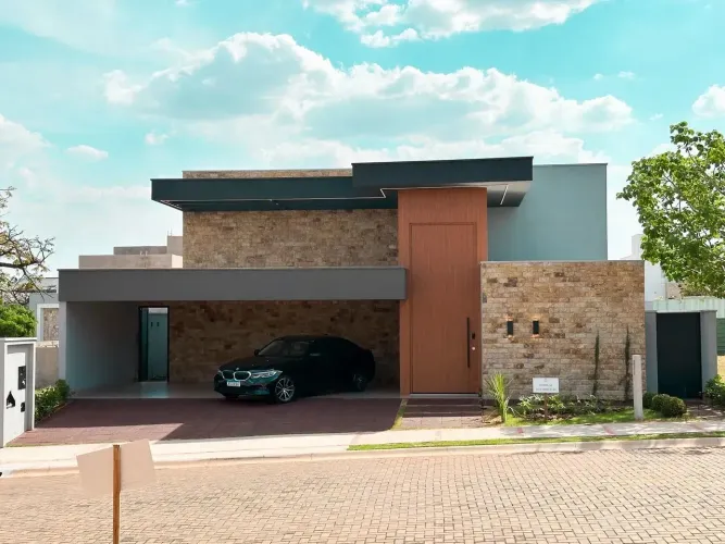 Casa de condomínio para venda possui 250 metros quadrados com 4 quartos