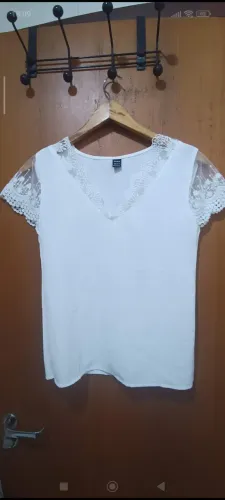 Blusa Shein. Com detalhes de tule e bordado. Chamar no WhatsApp *