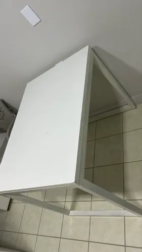 Mesa com tampo de mdf e base em metalon 