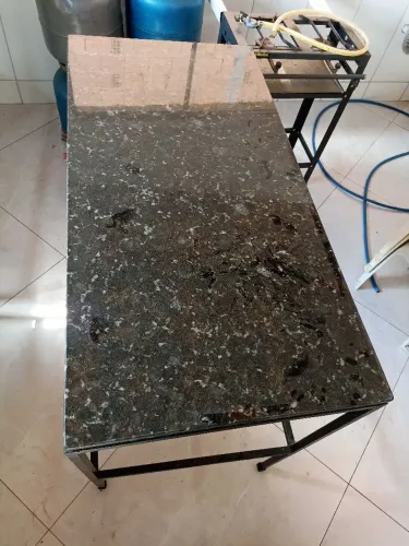 Mesa com pedra de granito