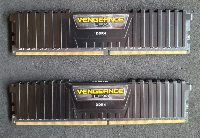 Memórias 16GB (8+8) DDR4 2400Mhz