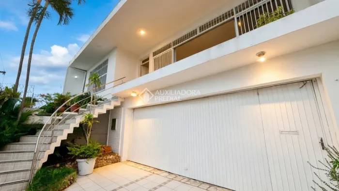 Ampla Casa com Vista para o Mar, 5 Dormitórios (3 Suítes) e Área Gourmet em Itaguaçu