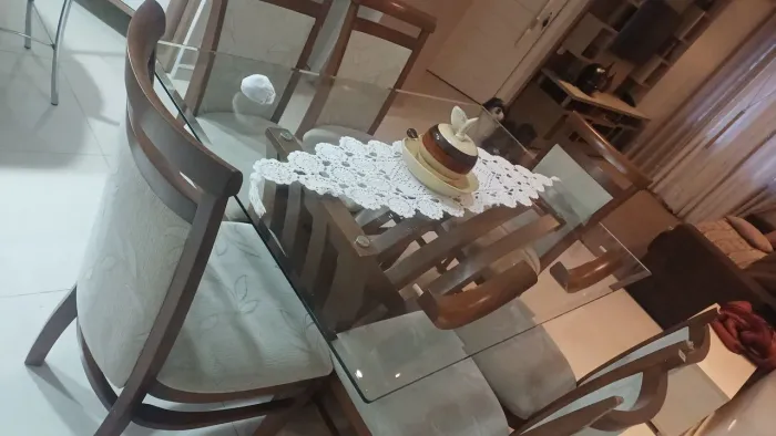 Jogo de mesa  6 cadeiras