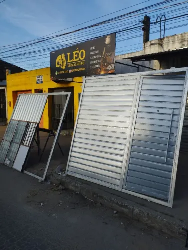 Portão de correr com portinha