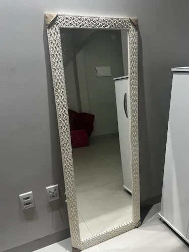 Espelho grande com moldura