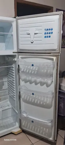 Vendo geladeira funciona perfeitamente marcas de uso,precisa trocar a borracha da porta .