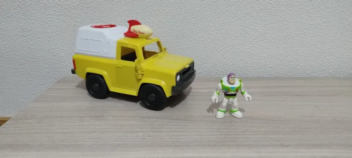 Imaginext Buzz Lightyear e Carro da Pizza Planet